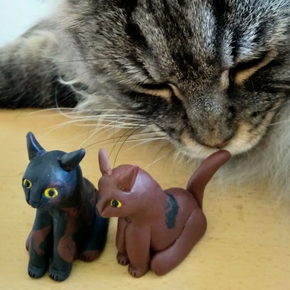 Katze mit modellierten Katzenfiguren