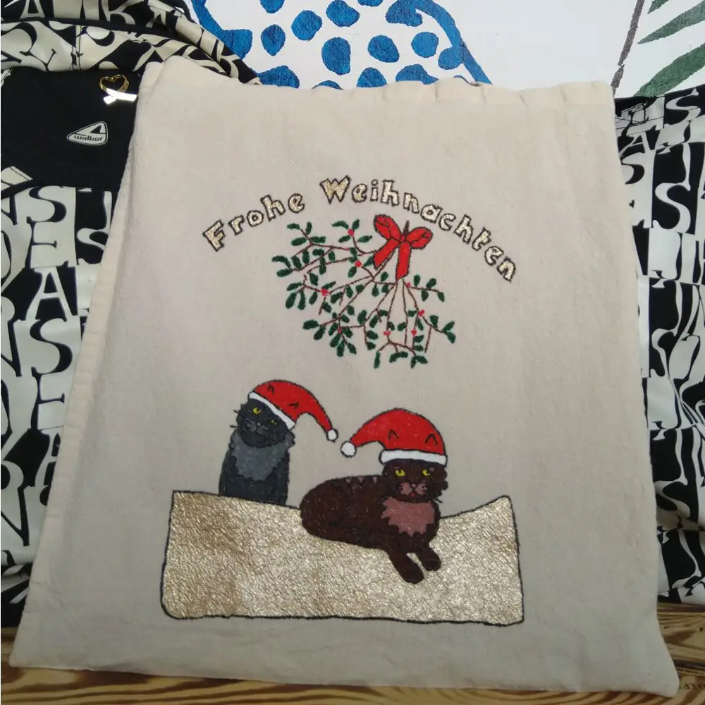 Handbemalte Tasche mit weihnachtlichem Katzenmotiv