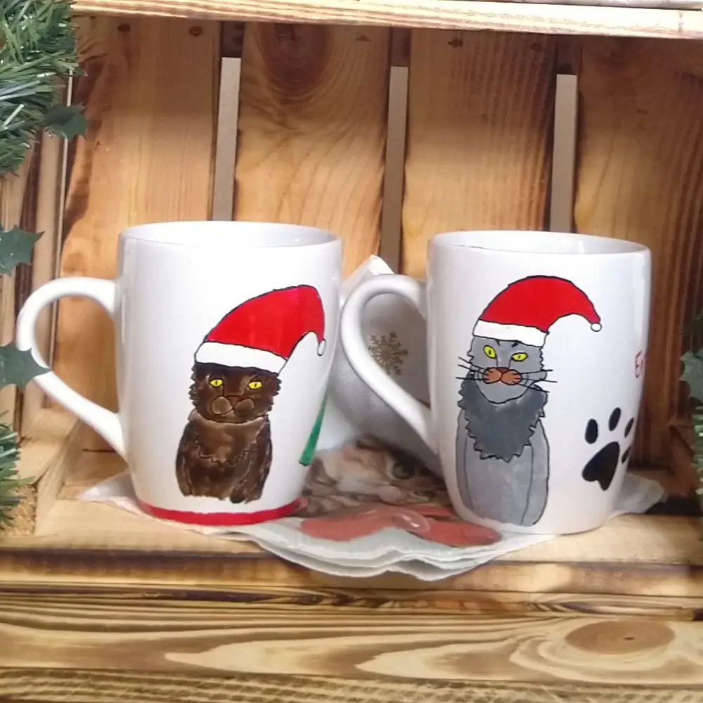 Handbemalte Tassen mit weihnachtlichem Katzenmotiv