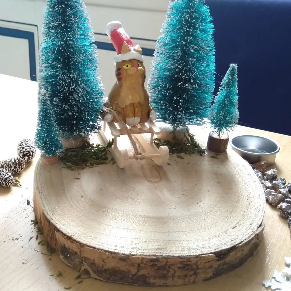 Das Moos auf der Holzscheibe platzieren