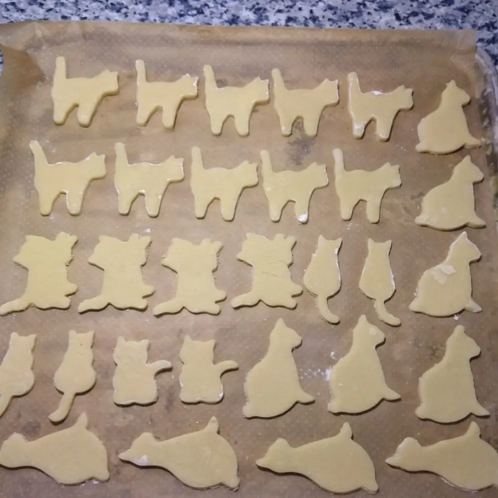 Kekse in Katzenform für das Backen vorbereitet