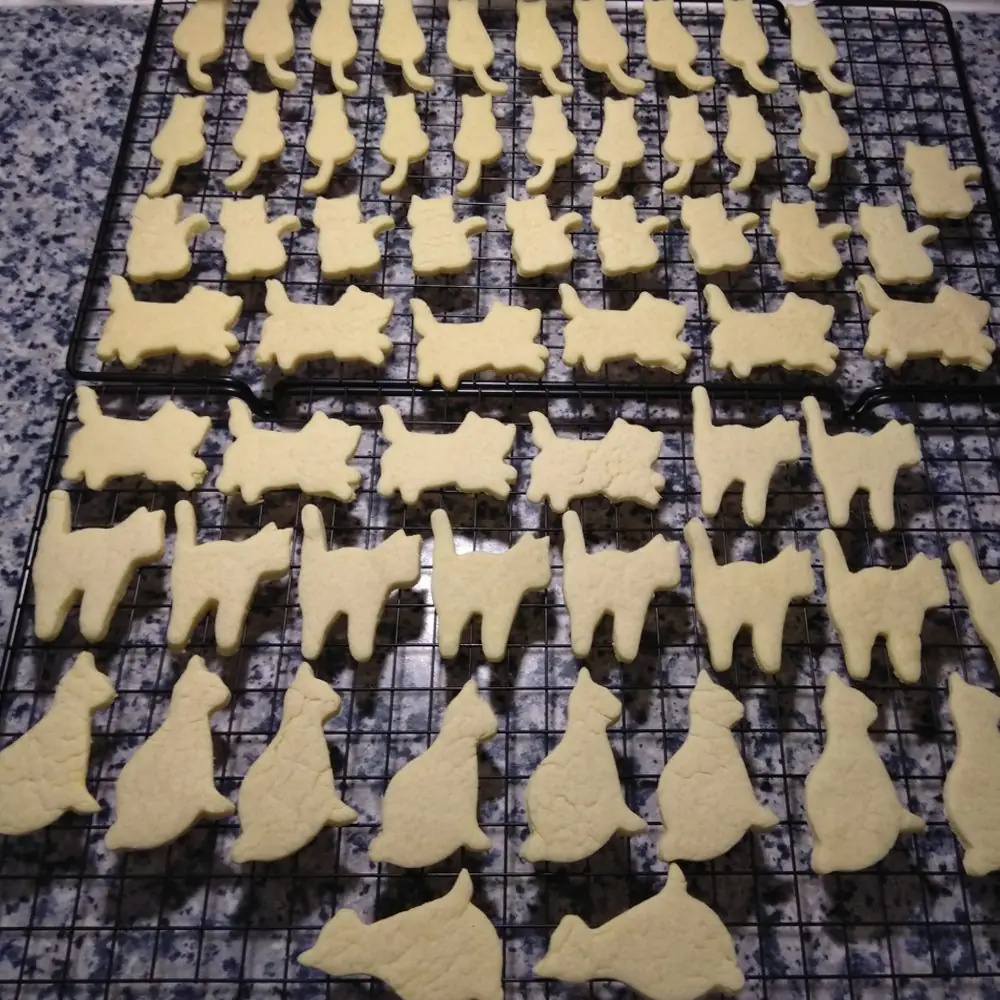 Fertig gebackene Kekse in Katzenform