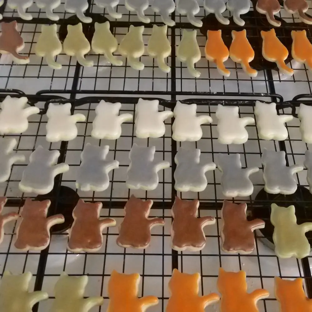 Kekse in Katzenform mit färbigen Zuckgerguss