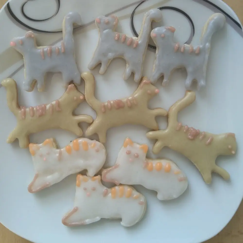 Kekse in Katzenform mit Zuckerguss